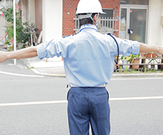 打ち合わせどおりに所定の位置へつき、業務を開始します。